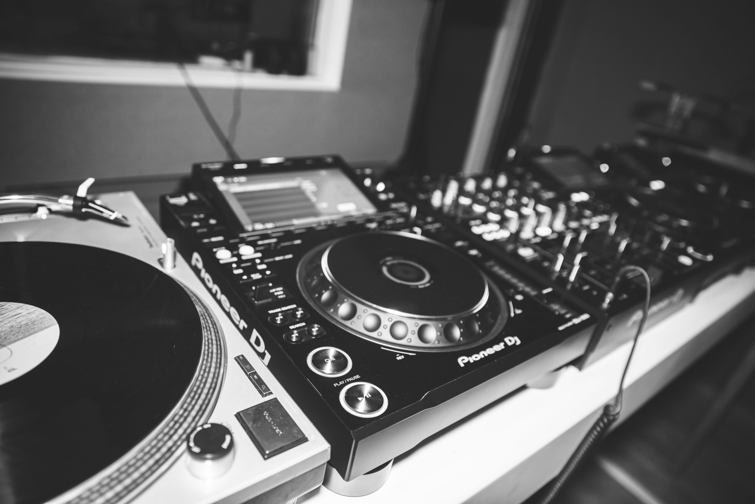 Master DJ Skills: Practice Subscription at Thessaloniki’s Top DJ Booth – reform Studios